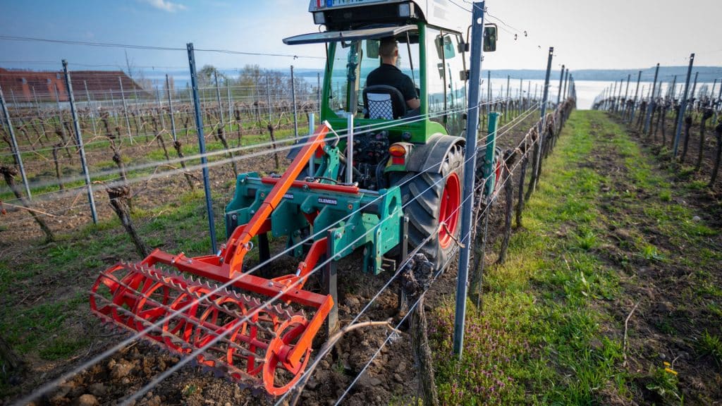 Whether for mechanical weed control, for breaking up and loosening layers of compaction, or for preparing the seedbed - here you will find a wide range of equipment